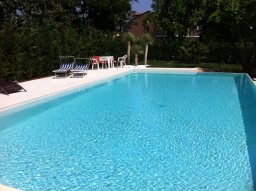 piscina su misura con pvc colore sabbia ed elettrolisi salina